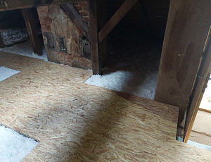 Zateplení stropu obecního domu pomocí foukané izolace